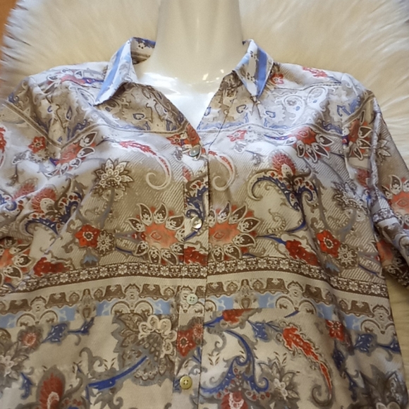 Chico's Venetian Murals Roll Tab Sleeved Blouse - Picture 12 of 14